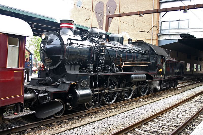 Steam engine No 908 at Odense station - 19.08.2006.jpg
