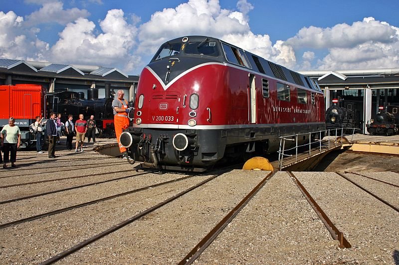 V200 033 is leavibng the turntable.