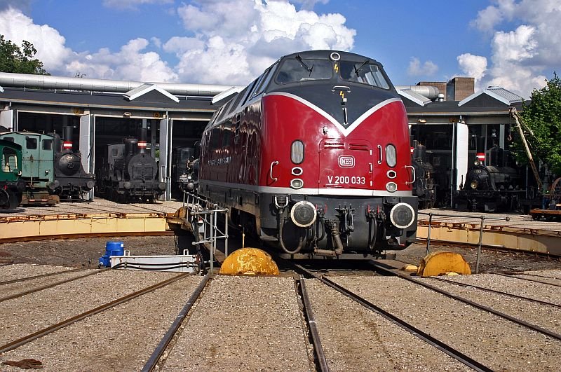 V200 at the turntable and in the background are some steam engines.