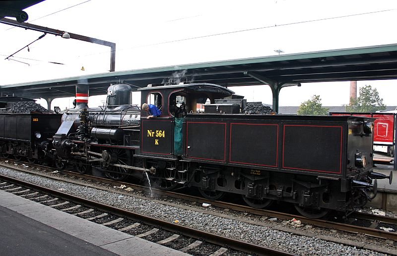 No. 564 is the loco at the end of the train.