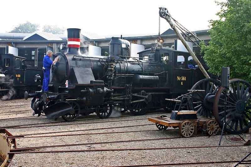Loco No. 564 has full attention.