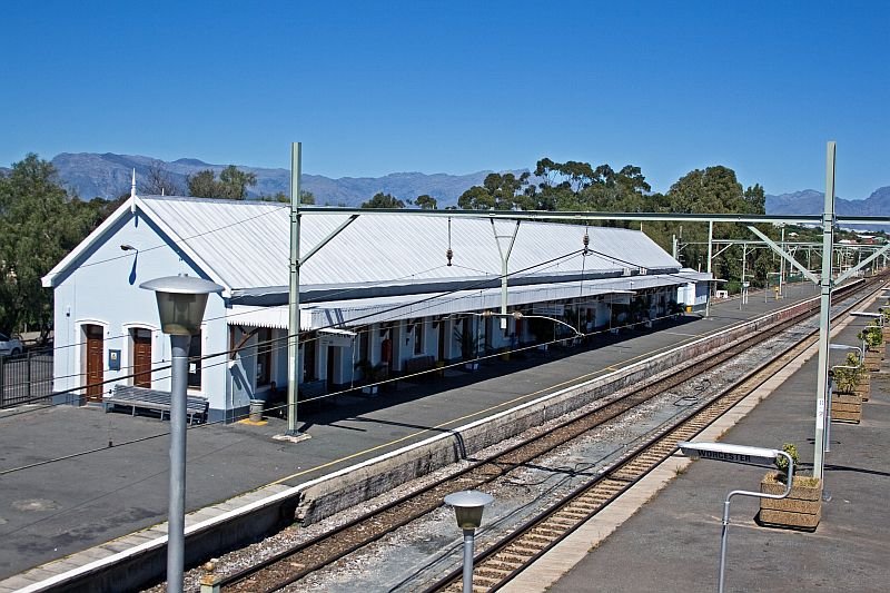 The station building of Worcester. I took this pictures from the bridge which make it possible to cross the tracks.