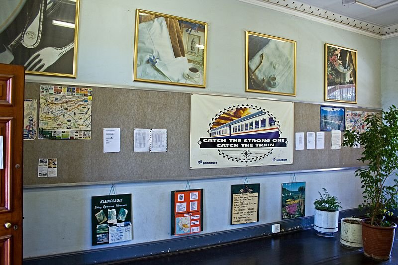 Inside the waiting room of Worcester Station. It really looks nice and clean there.