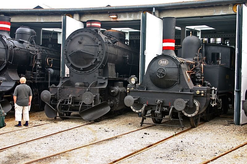 Again an unknown loco and the No.318