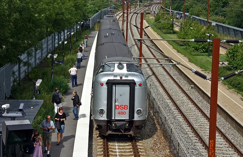 A view from above at the train in Tommerup.