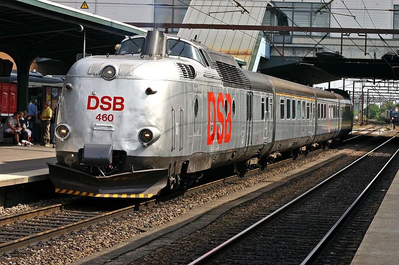 In best sunlight the railcar stands now in Odense station.