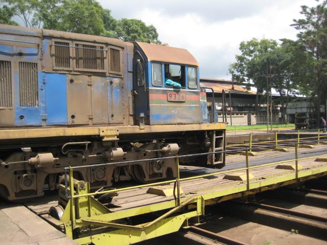 9326 trundles onto the traverser...