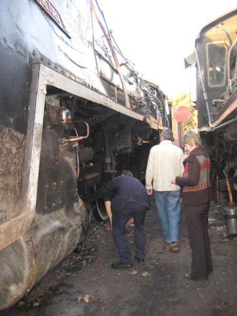 Frik inspects the wheels