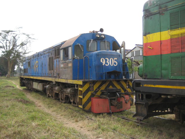 9305 stands with her engine running ready to haul 8720 away once rerailed