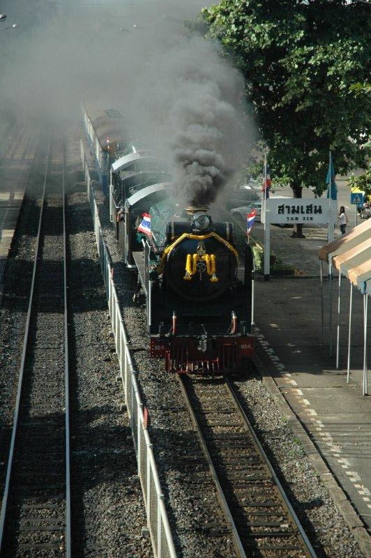 Sam She station sees a smoky arrival of back to back Pacific locomotives numbers 850 and 824, en route Ayutthaya for the annual King Chulalongkorn Day celebration. These two oil burners are based at the Thonburri depot in Bangkok and with three other preserved but operational locomotives, are kept for use at least 5 times a year. 23/10/2010
