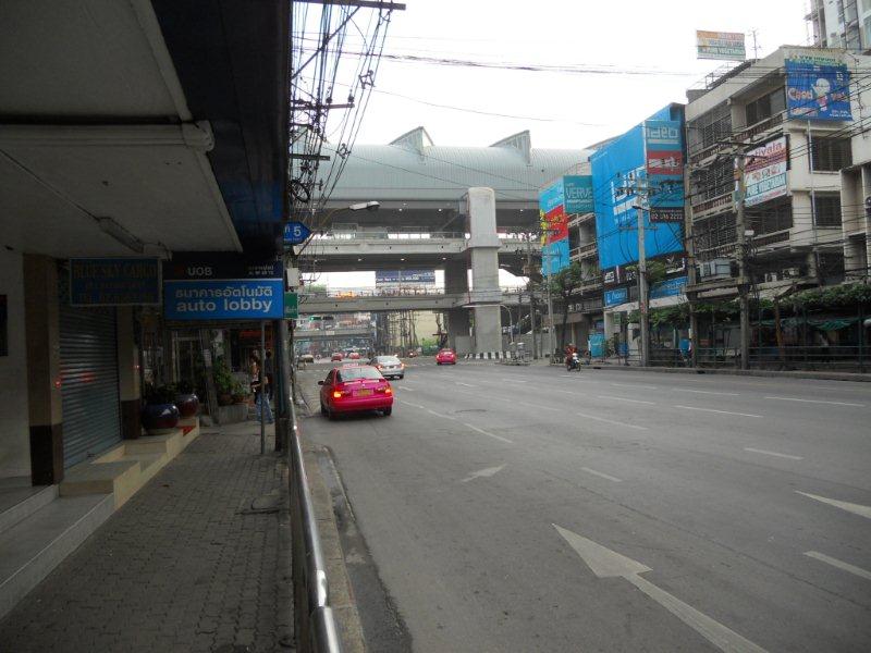 Looking from where my accommodation was towards the train line. It was a short walk, but this is still early and the terrible traffic levels make walking with luggage an obstacle course!