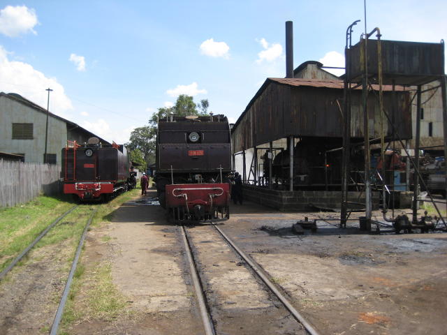 5918 stands next to the stationary boiler to take water, as that is where the water point is, while 3020 is positioned to be lit up using steam from the stationary boiler