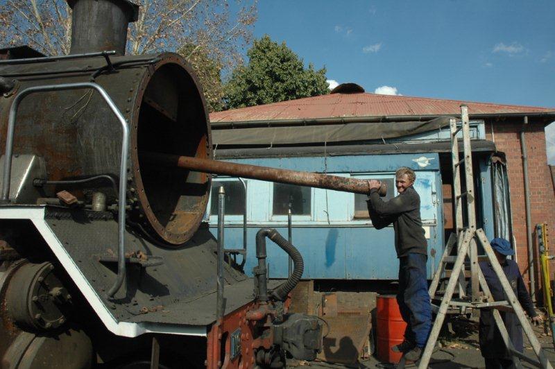 At last, the tube protrudes like a rusted cigar from the smokebox of the 19D. Spikkels is holding on until I have finished taking the photo, so I can carry on helping him with the removal.