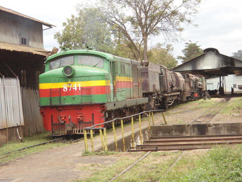 8741 pulls forward hauling 5918, 2409 and 3020