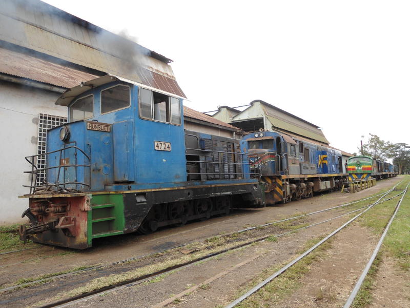 4724 shunts 9404 onto the small traverser, with 8723 in the background