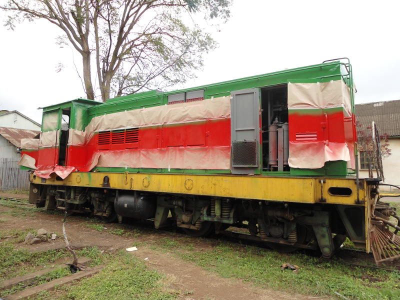 The mystery loco is abandoned right behind 5918, strangely enough with its engine running