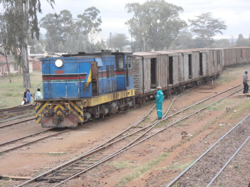 6221 comes in on a local freight