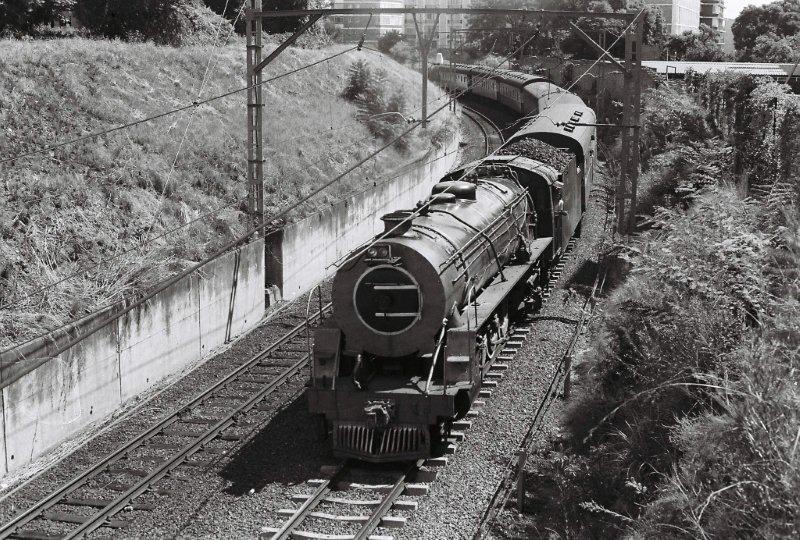 Viewed from the road bridge near Mears Street station, class 15CA number 2850 heads the 13:05 Saturday train to Cullinan from Pretoria. The new Gautrain route parallels this spot today.