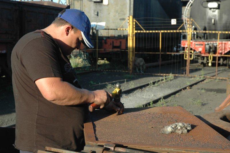 New member Thys at work punching out the sparks that have become embedded in the spark arrestor plate of the 19D