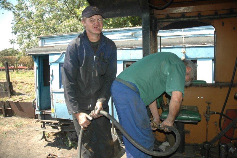 Spikkels and John at work at play and having some fun, so it seems. In reality they are getting the air driven tube rumbler ready to rumble the lime build up out the arch tubes.