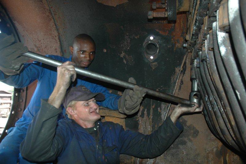 Raymond and Spikkels tighten up the last element bolt with the help of a long steel bar and of course the box spanner. All complete now.