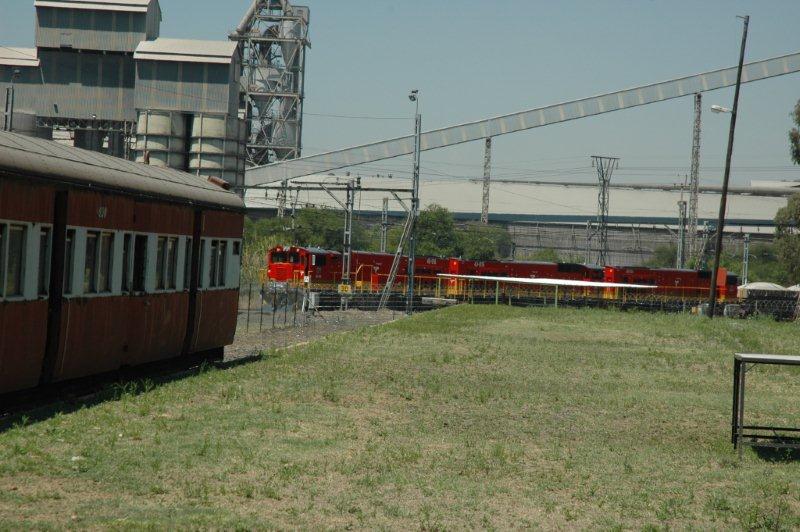 Viewed from the FOTR site, the class 43 new generation diesels ease into the Hercules yard with a load due for the cement factory once shunting has been completed. The new livery certainly looks impressive, whilst still new!