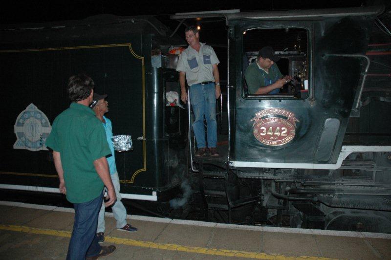 A short stop at Pretoria North on the home leg with the dinner train lets the crew get a chance to collect their evening meal. Delicious Springbok meat was on the foil wrapped platters! Drivers Dantjie Hanekom, Arrie Grundlingh and Train Manager Kenny are on the platform.