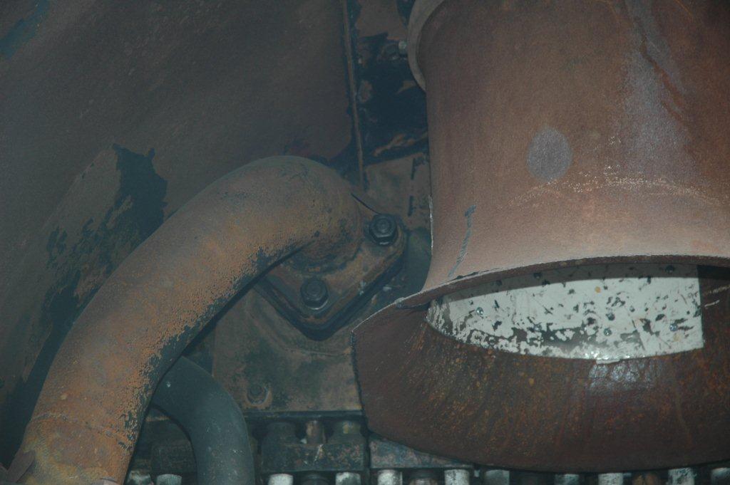 The last part of the pipeline, where the branch steam pipe is bolted to the header. The petticoat on the right from the chimney must still be removed to make easier working space to remove the 4 bolts.