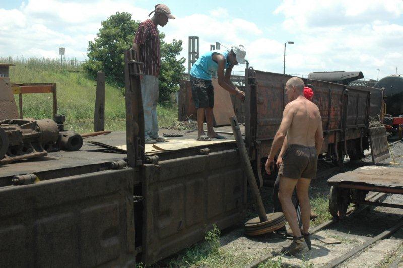Discussion as to how to load a piston rod. "Chopper" is plotting the move!