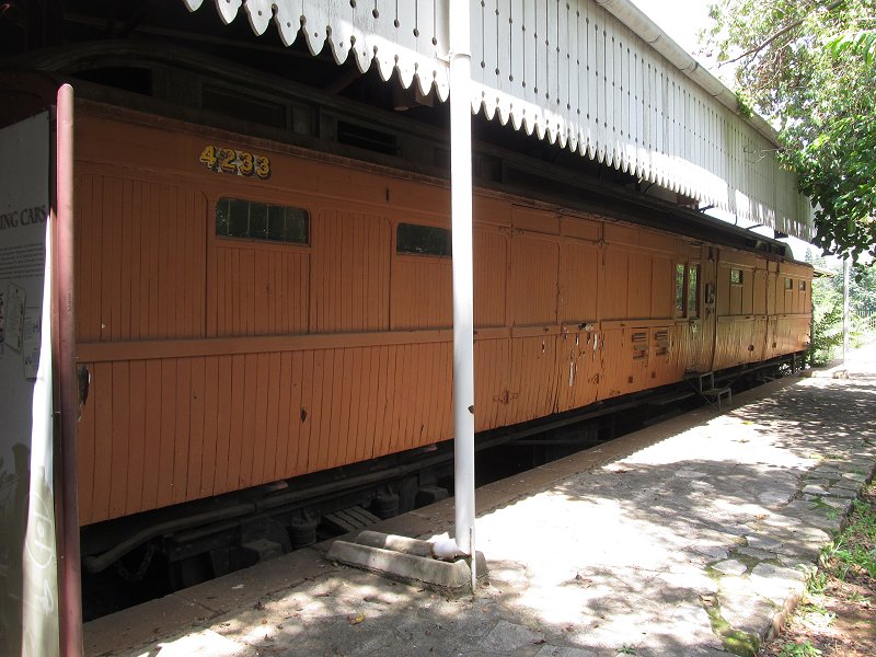 Bag van 4233. The far end of this coach is in a very poor condition