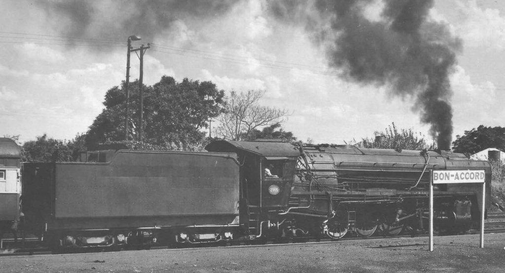 BON ACCORD and 2985 the 15F makes ready to depart with a passenger to Pretoria. 18th March 1972