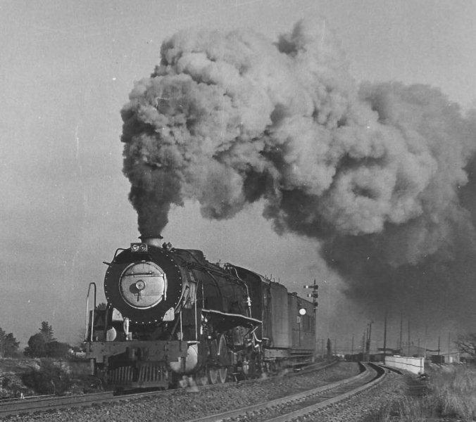 A short train departs Bronkhorstpruit for Witbank after spending the day on the shunt there. Witbank depot had this as a shunt duty even though it was virtually half way to Pretoria. This is the old formation.