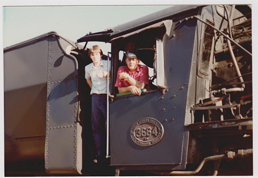 drywer JJ Minnie en stoker Gary Ruddy shunt skakel 18 in PE hawe 1984-7-26.jpg