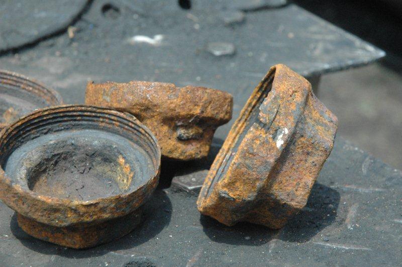 Close up of the leaking flexible stay caps. One can see how worn they are.