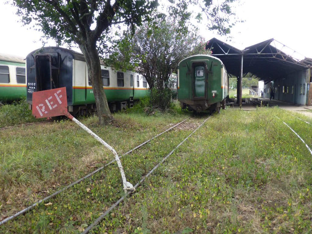 Carriage and wagon, with a red board protecting the coaches under repair