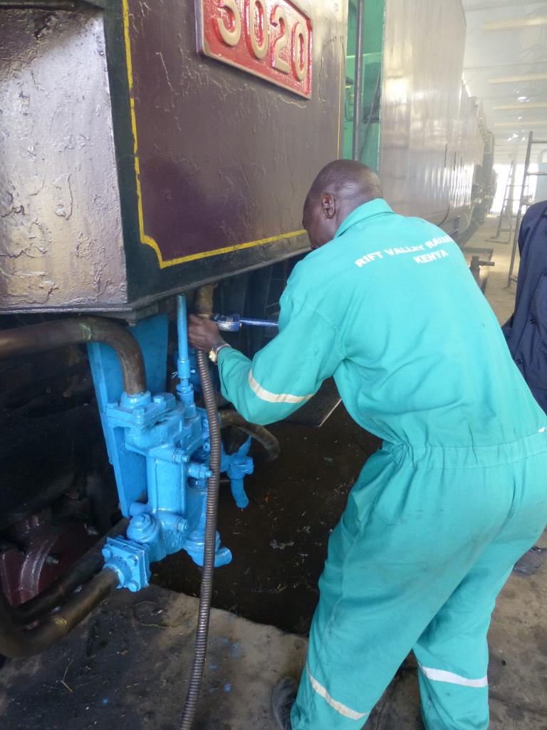 Connecting up the compressed air to give a helping hand. Note the newly-repainted injectors.