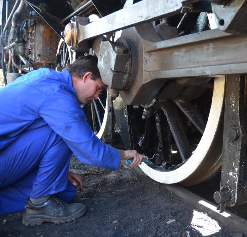 ZANE DE LANGE with paint and roller