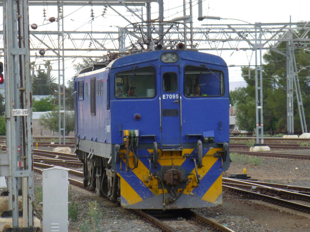 The 7E approaches to couple on to the train