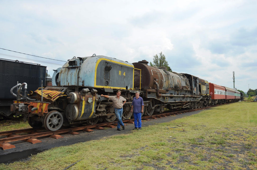 The 19D at the rear was used during the day to sort and shunt the various stock around and bed in the new track at Hermanstad.
