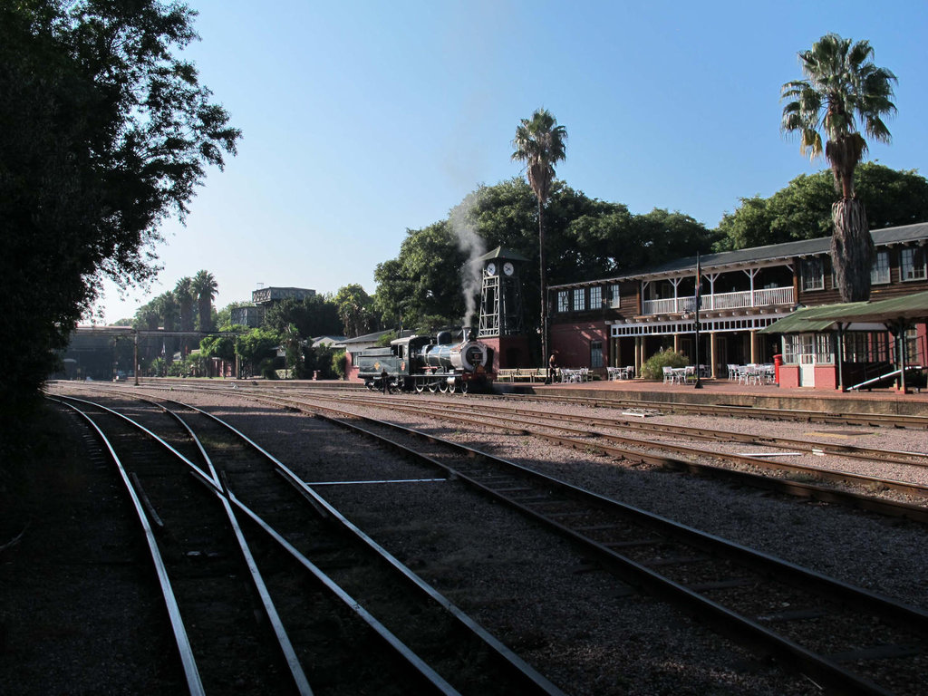 6 class 439 seems to look perfect by the ROVOS Station