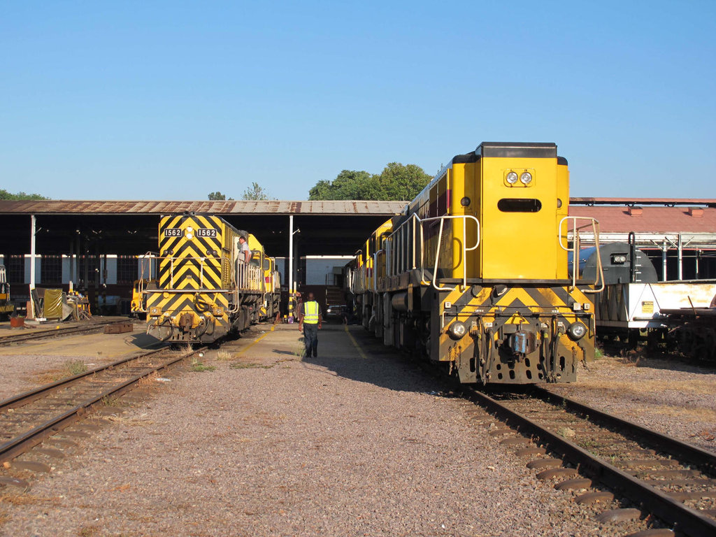 WAGR D1562 and QRN DD 2358 rub shoulders