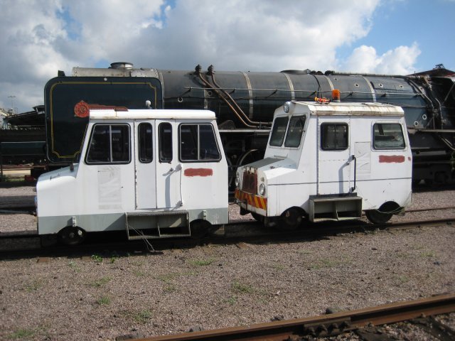 Big and small - 3442 looms over the trolleys