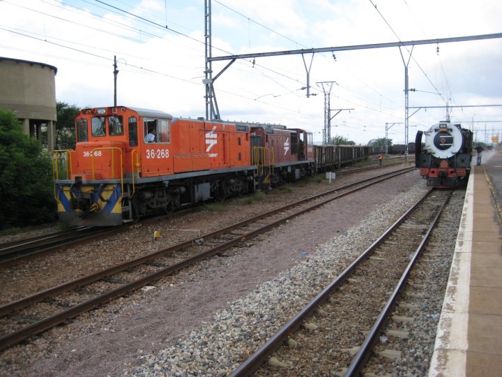 3442 sits in the platform while the 36s shunt