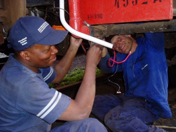 John M and Nathan fixing a connector<br /><br />Photo by John Ashworth 18/08/07