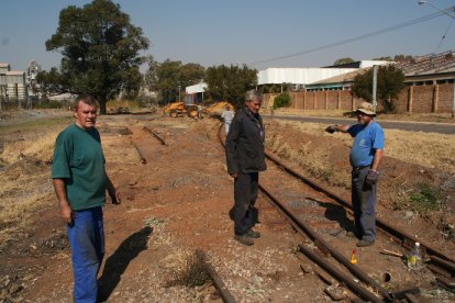 A lot of blokes standing around doing nothing. Must be tea time for Steve, John D and John A<br /><br />Photo by Chris Janisch 19/08/06
