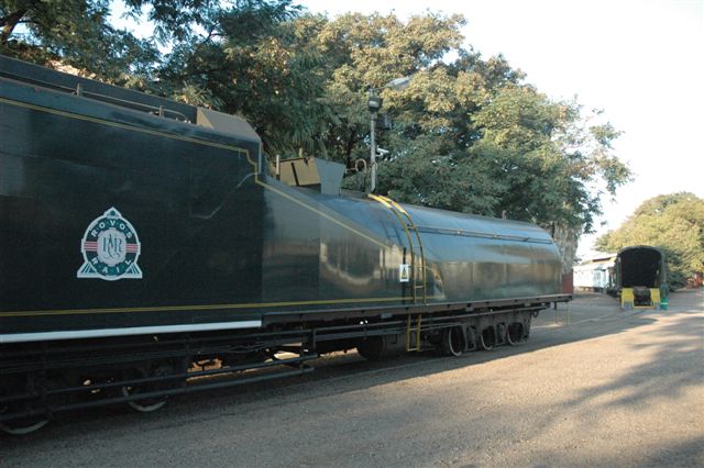 The new car coach of Rovos, once loaded, will be placed on the main train. 25NC 3442 awaits the loading before performing this task
