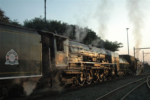 In the last light of day, the two locomotives stand at the head of their train, ready for departure. 19D 3360 and 25NC 3442 enjoy the last rays of the setting sun