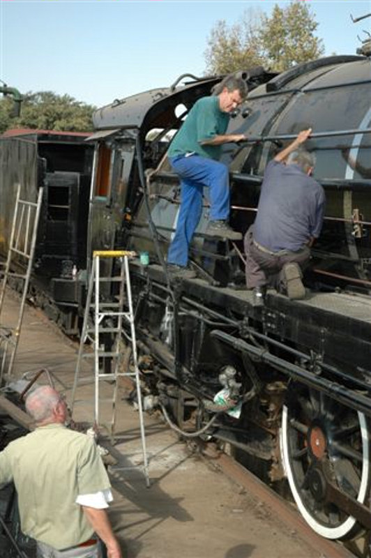 TOM AWAITS THE NEXT CALL FOR TOOLS TO BE PASSED UP TO JOHN AND STEVE, AS<br />THEY START TO FIT AND SHAPE THE LUBRICATOR PIPING ON THE 15F 3117, ON WINTER<br />AFTERNOON IN MAY 2007, AAT CAPITAL PARK.