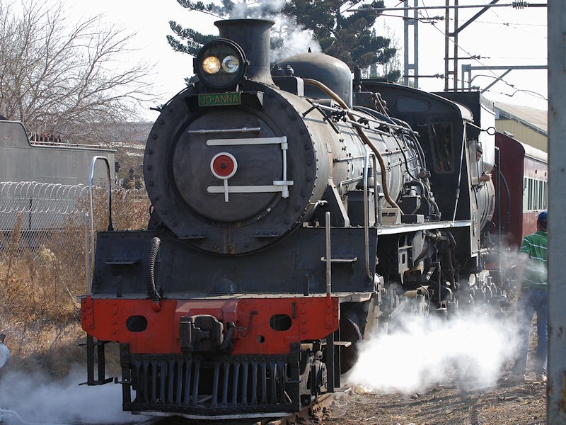 Leaving the station.<br />K R Wilson-Smith 27/07/08