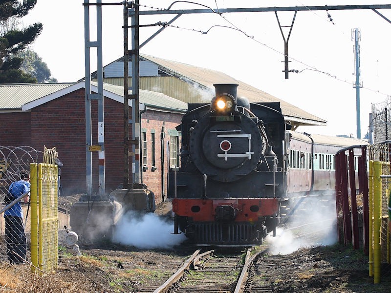 Leaving the station.<br />K R Wilson-Smith 27/07/08